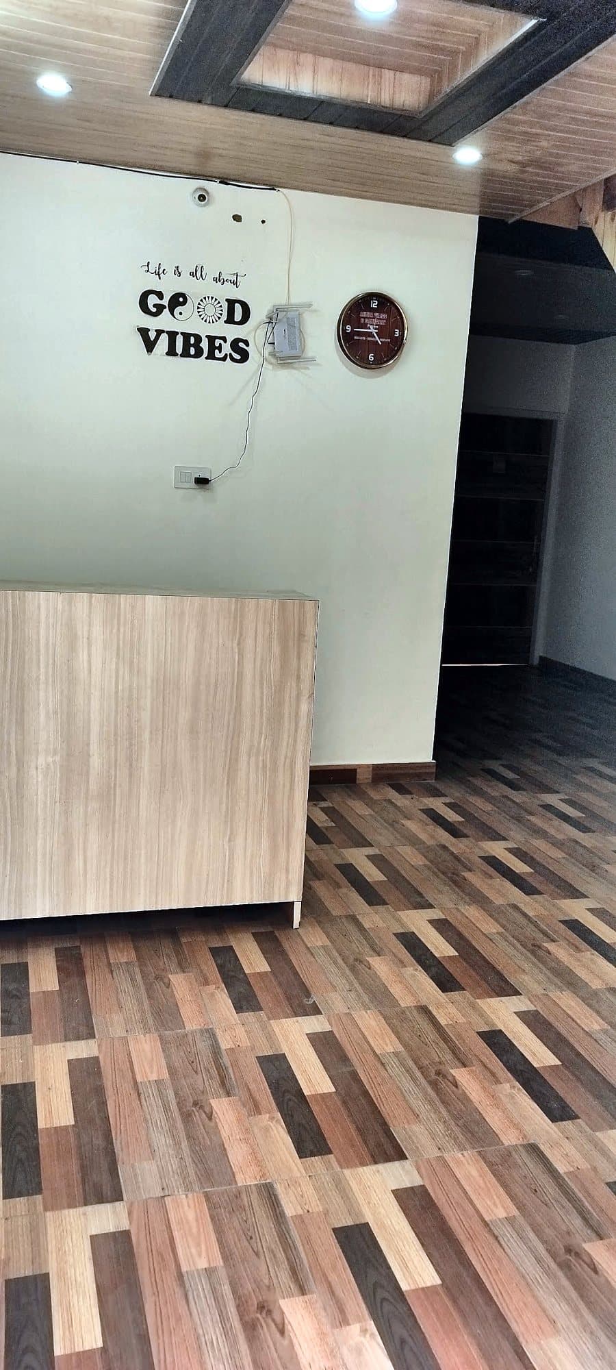 Common area at Pinewood with a wooden counter and a Good Vibes sign