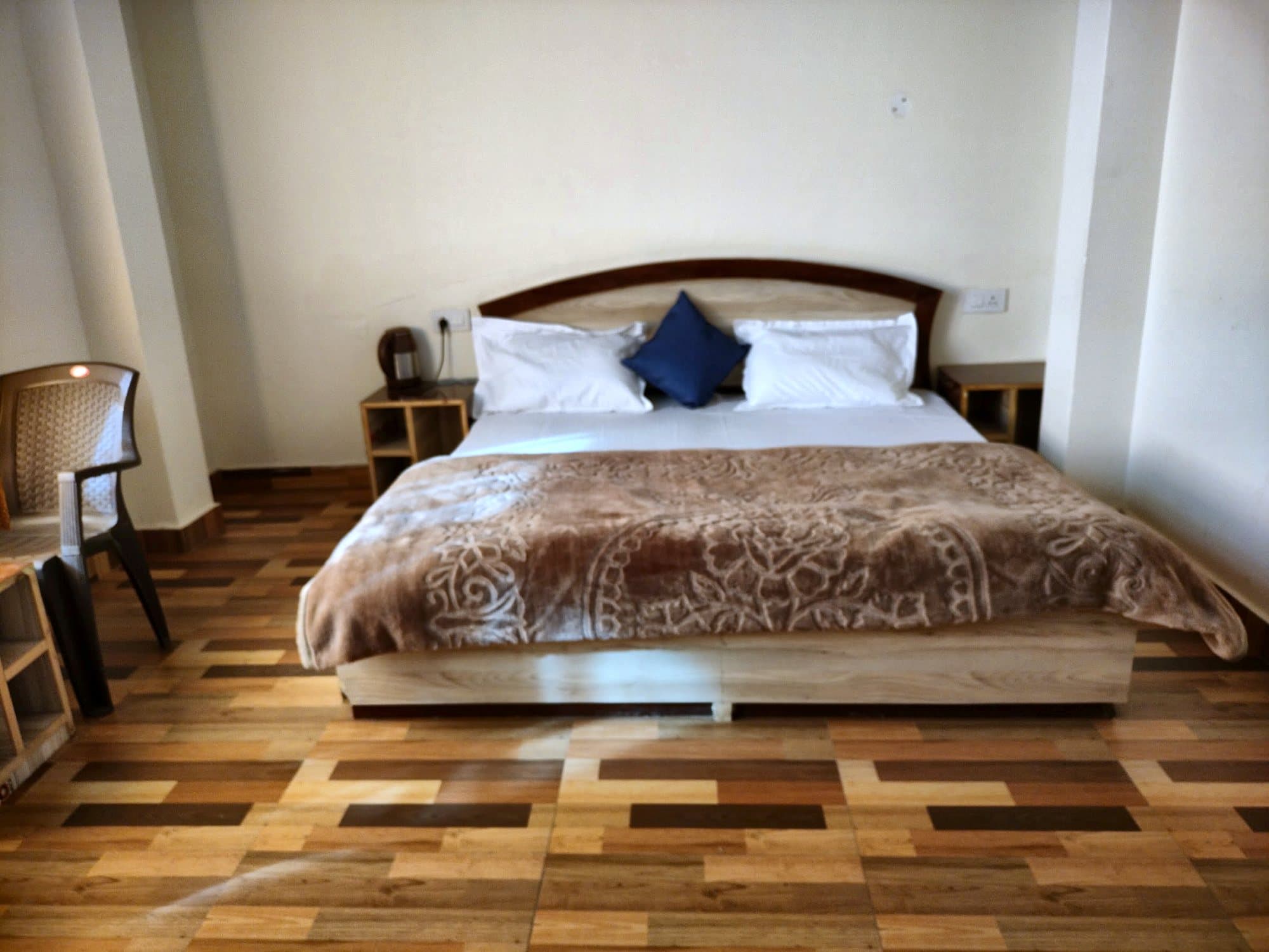 Double bed with fresh linen in a room at Pinewood